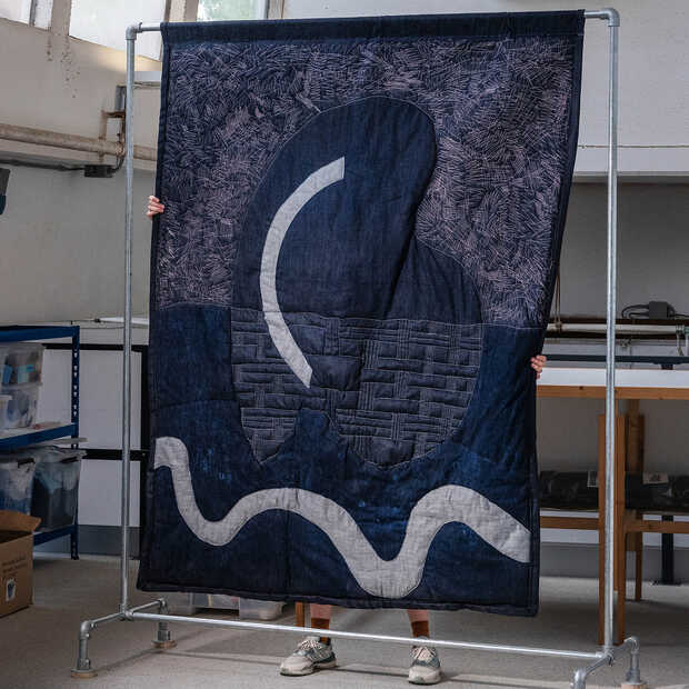 Designer Athena Gronti ontwerpt een groot quilt van denim waste