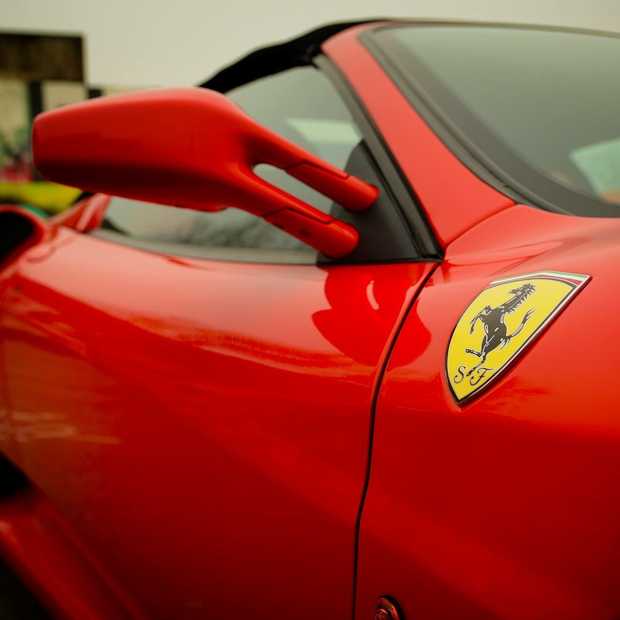 ​Instagrammer in problemen na foto met schoenen op Ferrari