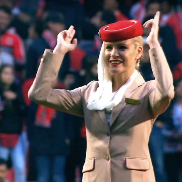 Stewardessen Emirates doen veiligheidsinstructies bij Benfica