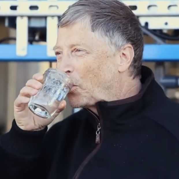 Bill Gates test machine die uitwerpselen verandert in drinkwater