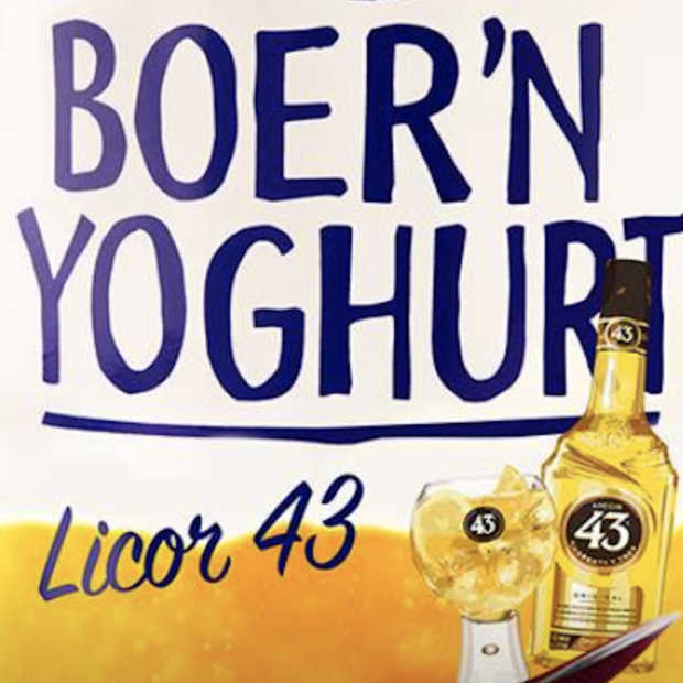 Gezond ontbijtje, yoghurt met Licor 43, glimlachend naar je werk