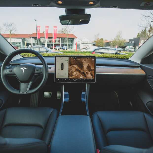 Elon Musk op Twitter: 'Tesla reed niet zelf'
