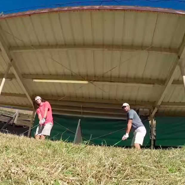 Twee broers filmen hun vetste tricks op de golfbaan