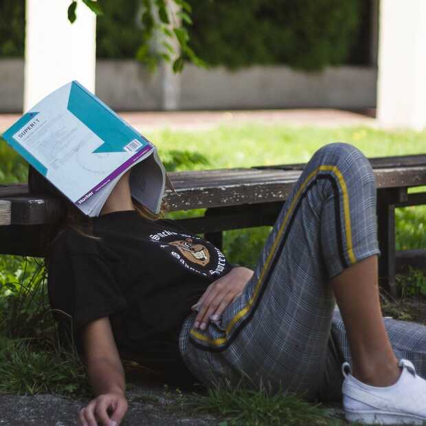 Kinderen krijgen vandaag buiten les op Nationale Buitenlesdag en NK Stoepranden is gestart