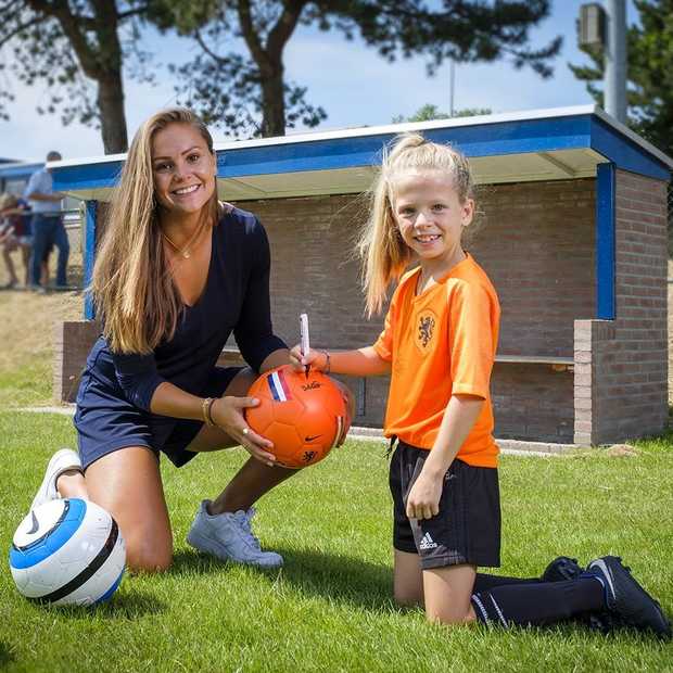 Lieke Martens straalt in nieuwe commercial van Calvé 