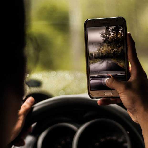 Politie gebruikt nu camera's om appen en bellen achter het stuur te herkennen