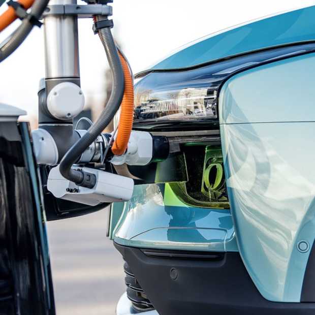 Slimme oplaadrobot van AIWAYS zoekt jouw EV om op te laden
