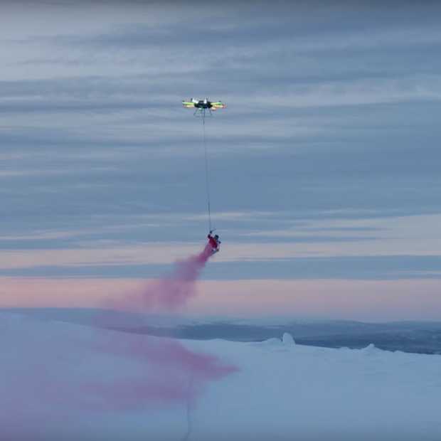 Gigantische drone laat Casey Neistat en z'n snowboard vliegen