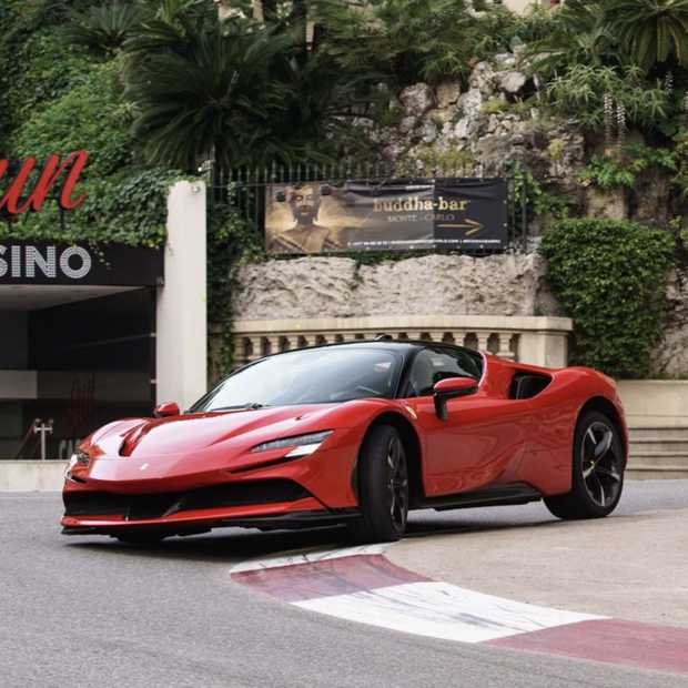 Charles Leclerc doet verlaten Monaco in een Ferrari SF90 Stradale
