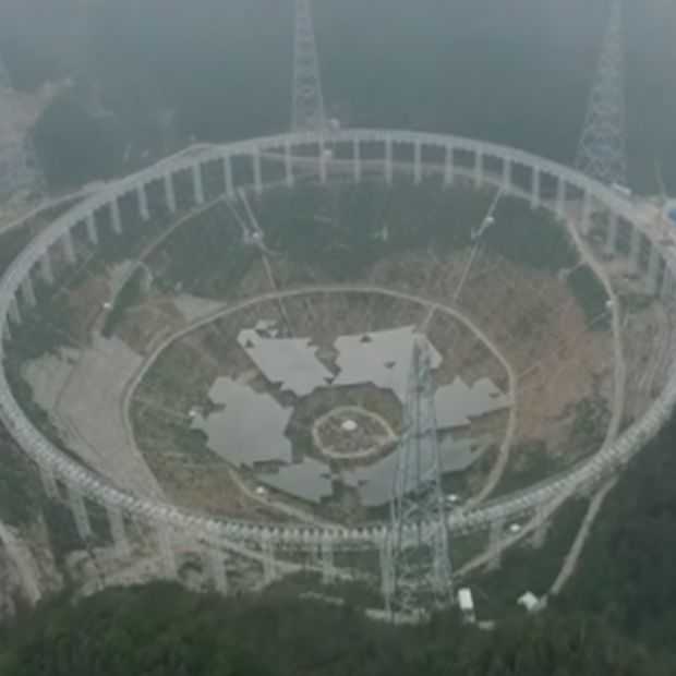 Drone-beelden tonen 's werelds grootste telescoop: FAST