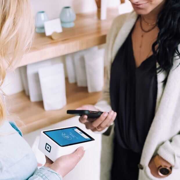 Online betalen en pinnen met smartphone en wearable in de lift