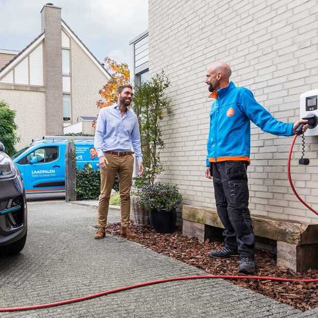 Coolblue stapt in de markt van elektrisch rijden met de verkoop van laadpalen