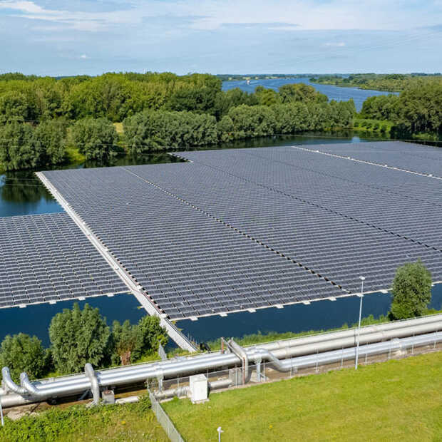 Drijvend zonnepark met een vermogen van 6,1 megawatt geïnstalleerd bij de Amercentrale