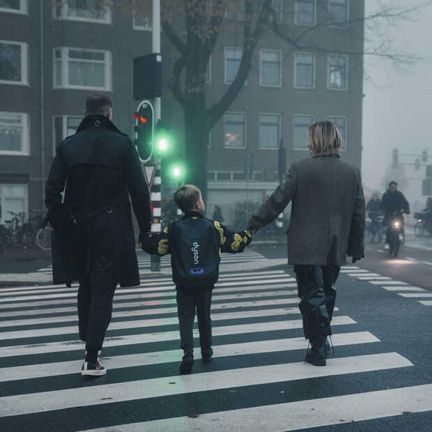 Dyson onderzoekt luchtvervuiling in en rondom school​ met draagbare technologie