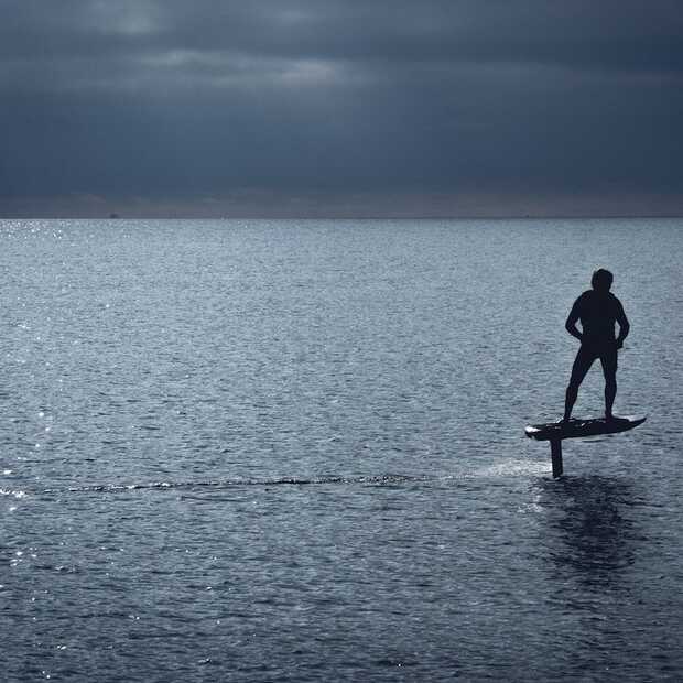 Leuke gadget voor deze zomer: een elektrisch surfboard