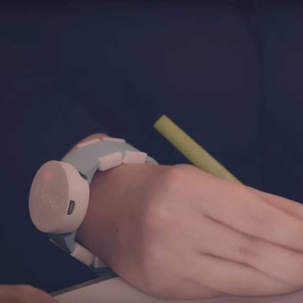 Wearable Emma Watch laat Parkinson-patiënten schrijven zonder trillen