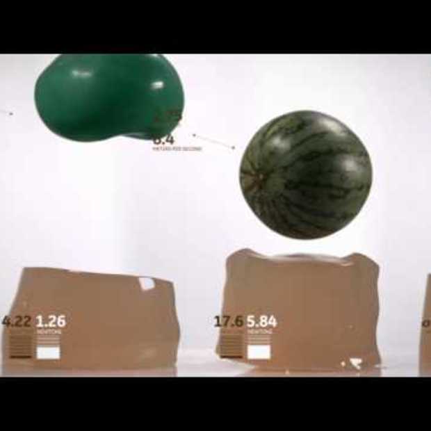 Awesome : Balls falling and boucing on gel In slow motion
