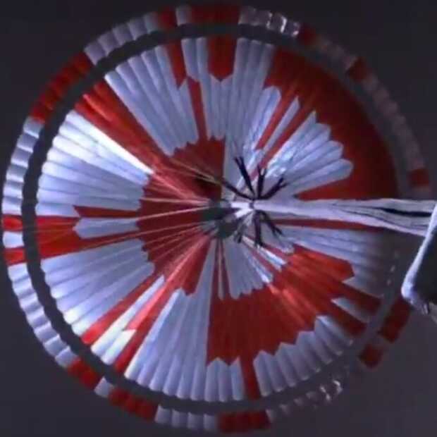 Speciale boodschap in parachute van rover op Mars