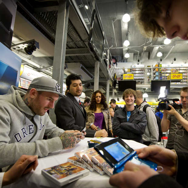 Fans laten Nintendo 3DS signeren door Ben Saunders