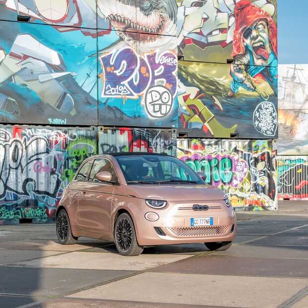De stad in met het nieuwe elektrische icoon van Fiat: 500e