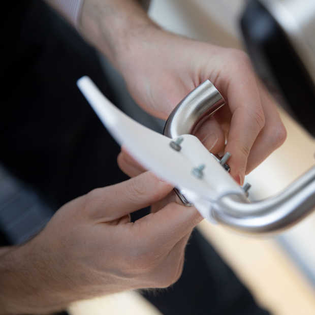 Met deze 3D-printbare bevestiging kun je deuren handsfree openen