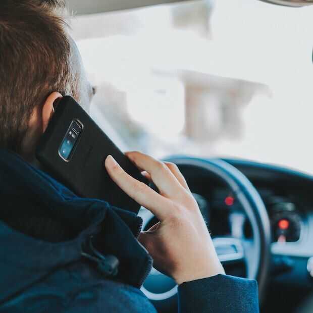 Telefoon op schoot tijdens het rijden mag wel