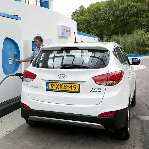 Eerste waterstofauto op Nederlands kenteken