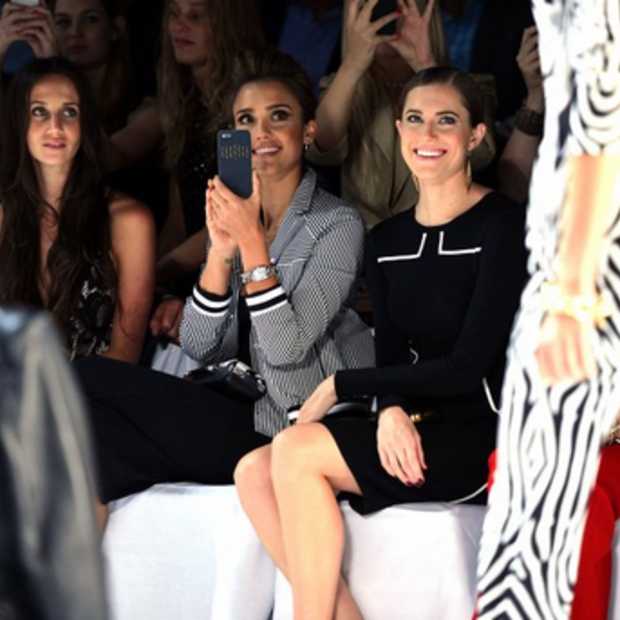 Jessica Alba (Windows Phone) gespot met een iPhone