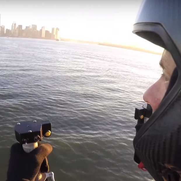 JetPack piloot vliegt om vrijheidsbeeld in New York