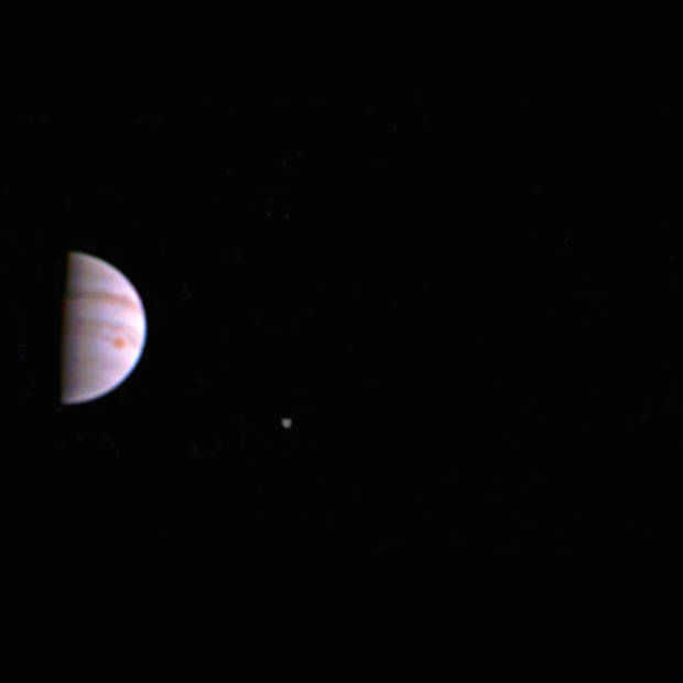 Juno stuurt eerste foto van Jupiter