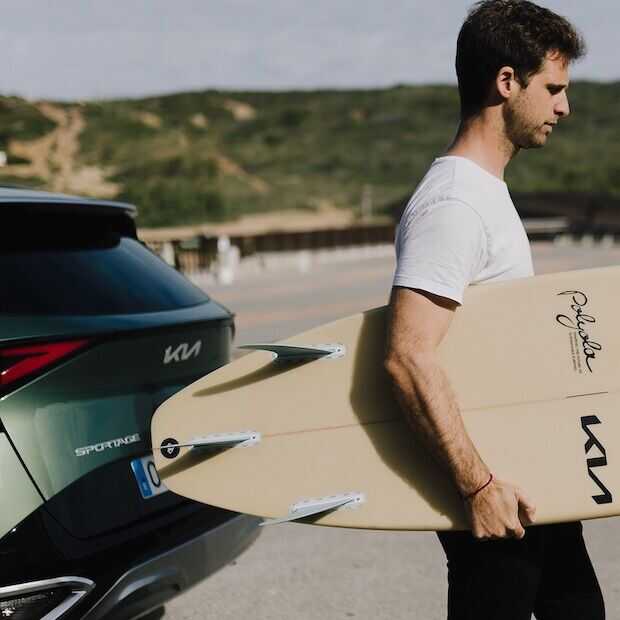 Kia maakt surfplanken en zonnebrillen van oceaanafval