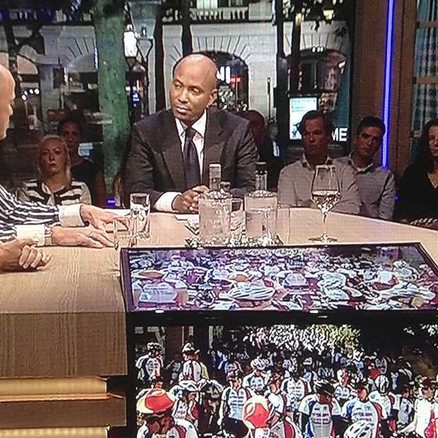 Kijker aan tafel bij Humberto Tan tijdens live talkshow. 