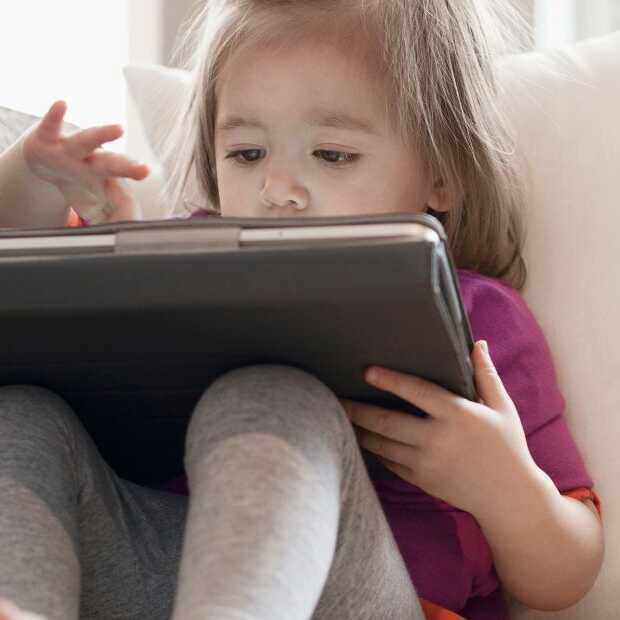 Schermen veroorzaken communicatie-achterstand bij kinderen