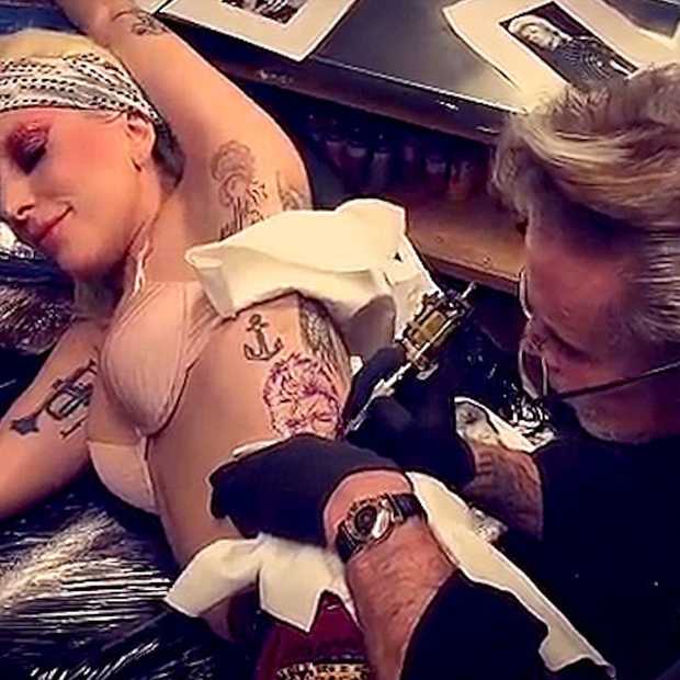 Lady Gaga herdenkt David Bowie met enorme tatoeage