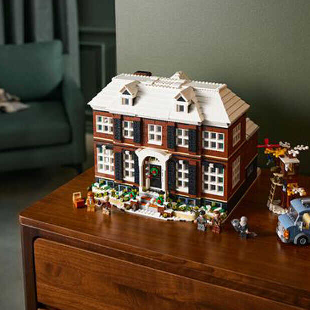 Home Alone-LEGO en penisplant in bloei