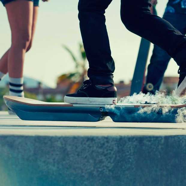 Lexus Hoverboard bestaat echt en vliegt zelfs over water