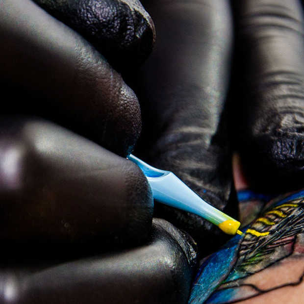 ​Zou jij het doen, een gloeiende OLED-tattoo nemen?