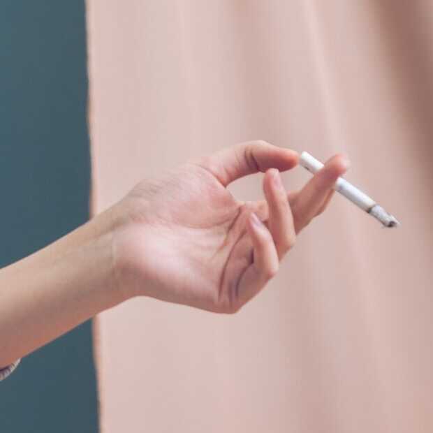 Zangeres Maan in opspraak over foto met sigaret op Instagram
