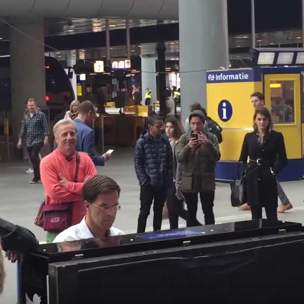 Mark Rutte speelt piano op Den Haag Centraal