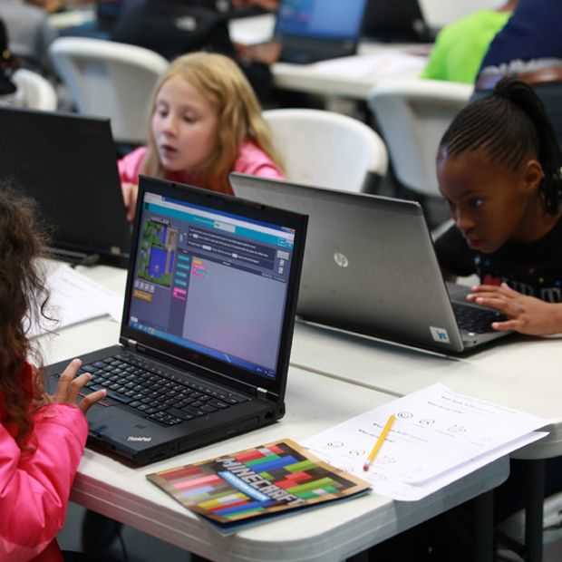 Microsoft zet Minecraft meer in om kids te leren programmeren