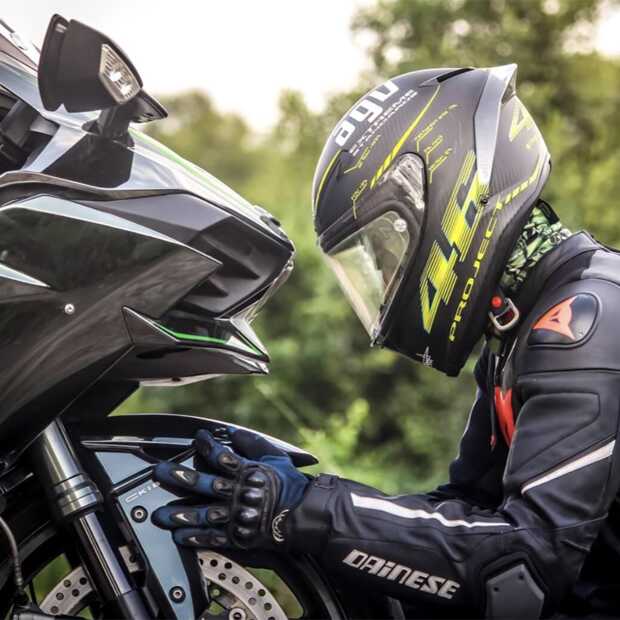 Zo kies je de juiste uitrusting die je nodig hebt om motor te rijden