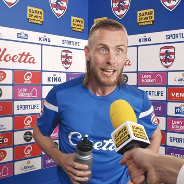 Voetballer Nathan Rutjes doet een 'Van Gaaltje'
