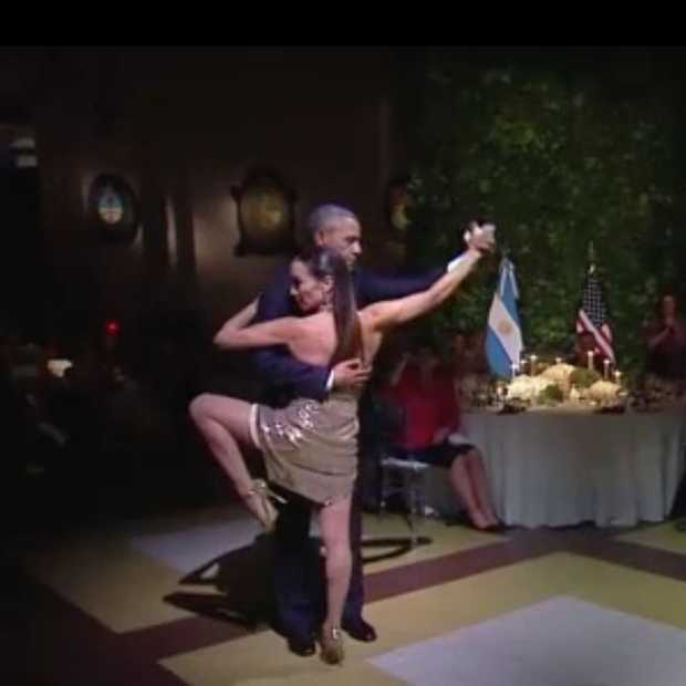 Obama doet tango met sexy danseres!