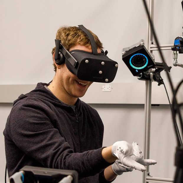 Mark Zuckerberg toont nieuwe vr-handschoen in Oculus lab