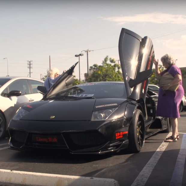 Dit gebeurt er als twee oma's in een Lamgorghini Murcielago rijden