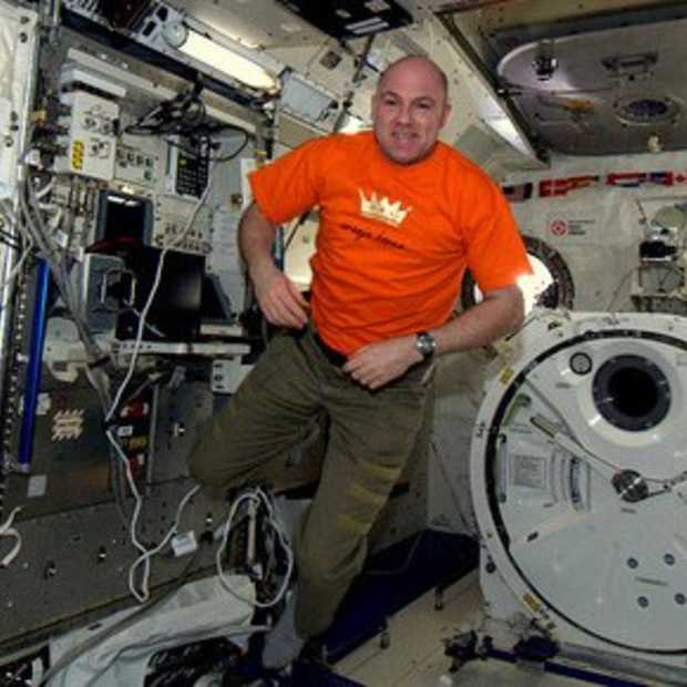 Oranje boven in het ruimtestation!