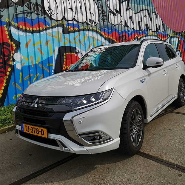 ​Mitsubishi Outlander PHEV; compleet, krachtig en een ruime SUV!