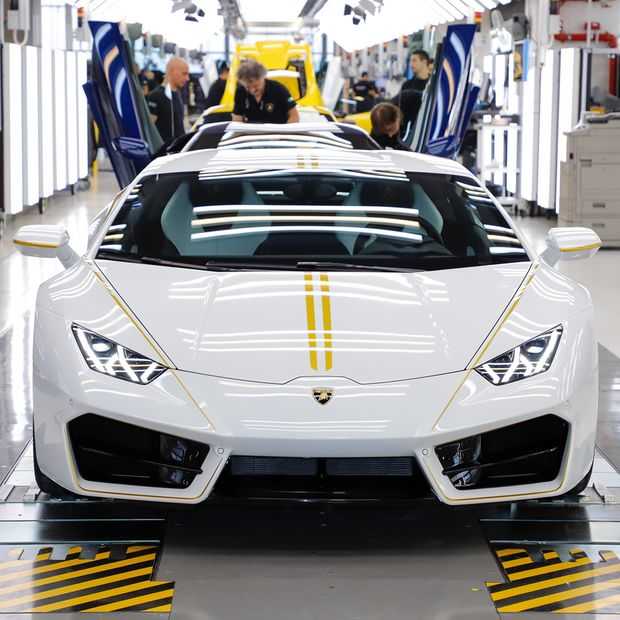 Deze witte Lamborghini is van de paus (maar hij doet 'm weg)