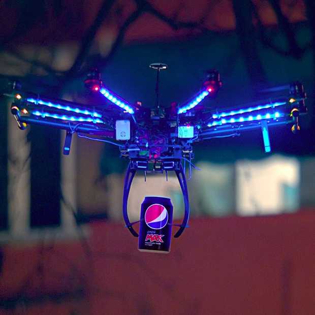 Pepsi MAX voetbal 2.0 met speciale LED-licht-effecten​ en een Drone