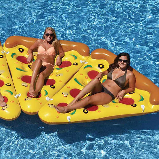 Musthave: deze opblaasbare pizzapunt voor in het zwembad